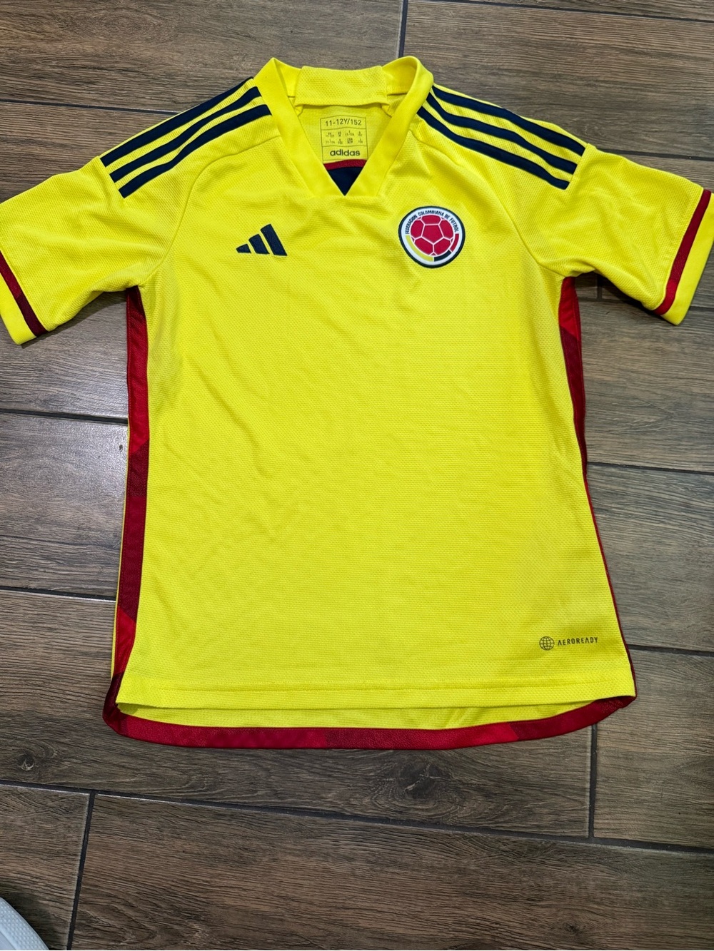 Adidas Colombia 2022/23 national football team home jersey Youth
Size 11-12Y (M)